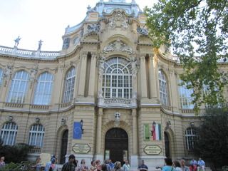 4 DIAS EN BUDAPEST - Blogs de Hungria - Dia 3 Zona de Buda, Plaza de los Heroes, Baños Szechenyi. (29)